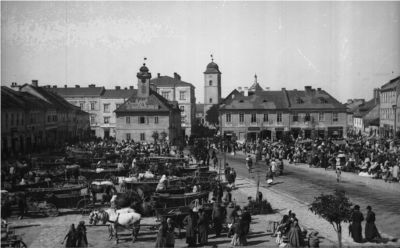 Jarmark na rzeszowskim Rynku. Fotografia Edwarda Janusza z lat 90-tych XIX w. Zbiory Galerii Fotografii Miasta Rzeszowa